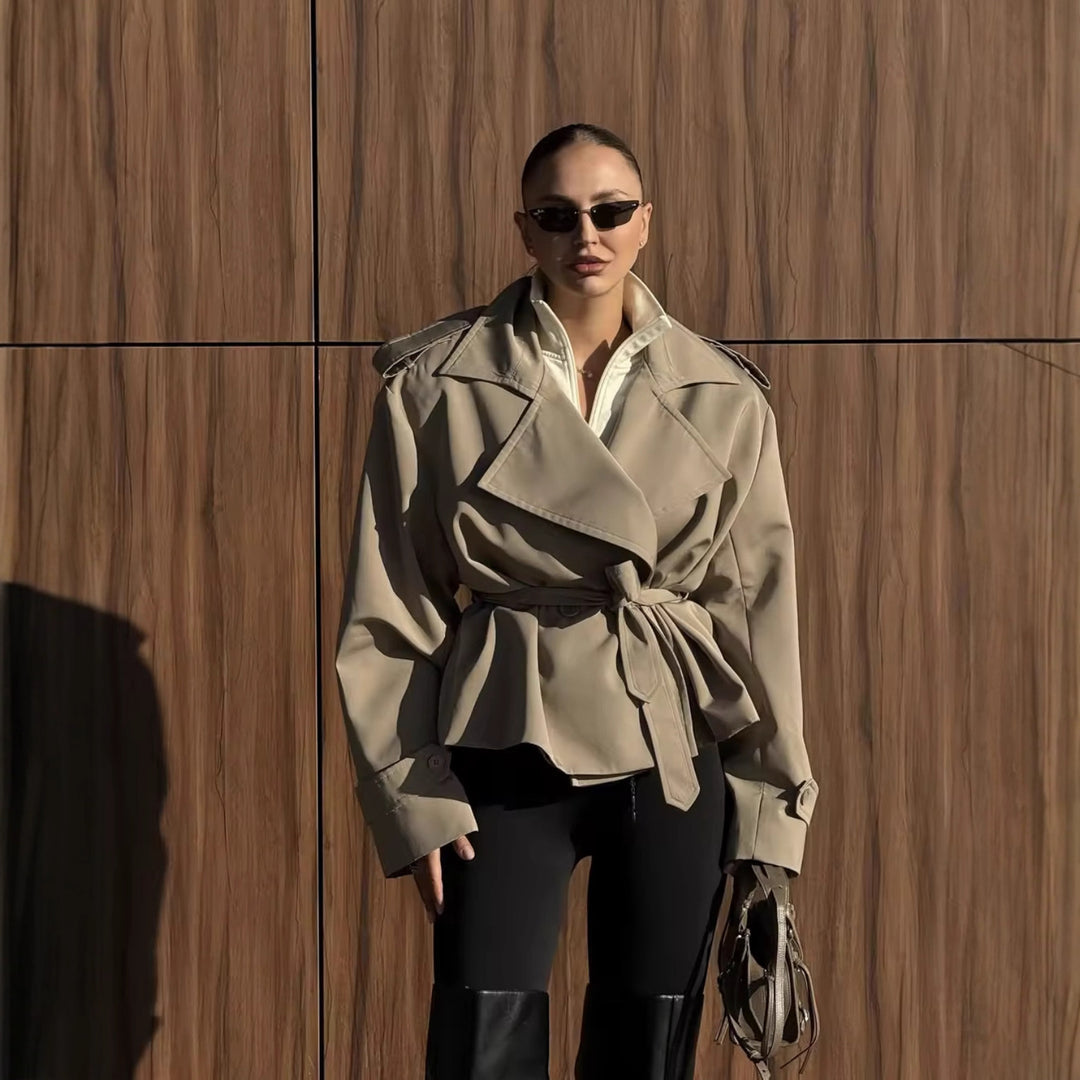 Damen 20+ kurzer doppeltreihiger Trenchblouson mit Taillengürtel und Epauletten Nord Taschen