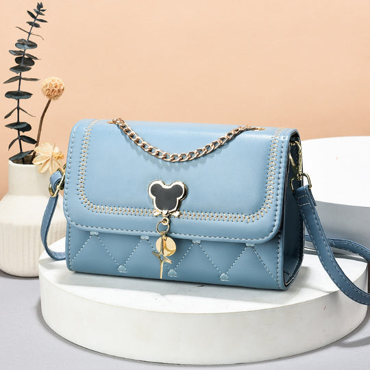 Damen modische Handtasche mit eleganter Kettenapplikation und verspieltem Schlüsselanhänger Nord Taschen