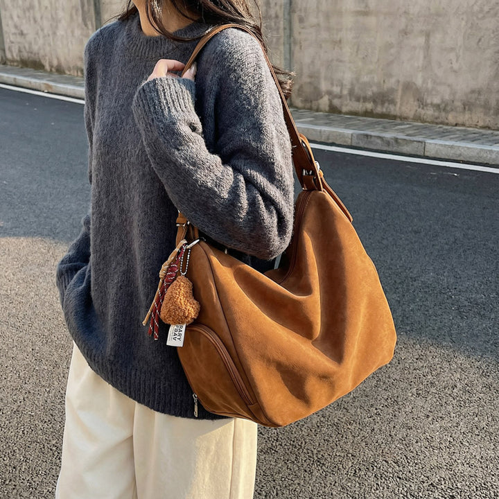 Damen Hobo-Tasche aus weichem Wildleder mit charmantem Anhänger Nord Taschen