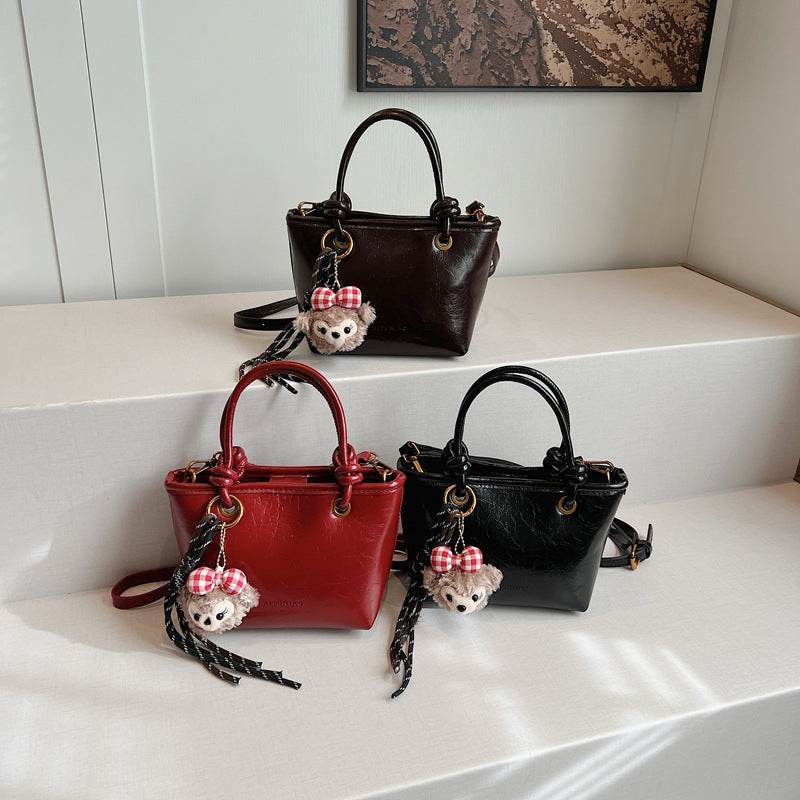 Damen Handtasche mit verspieltem Tieranhänger und modernem Design Nord Taschen