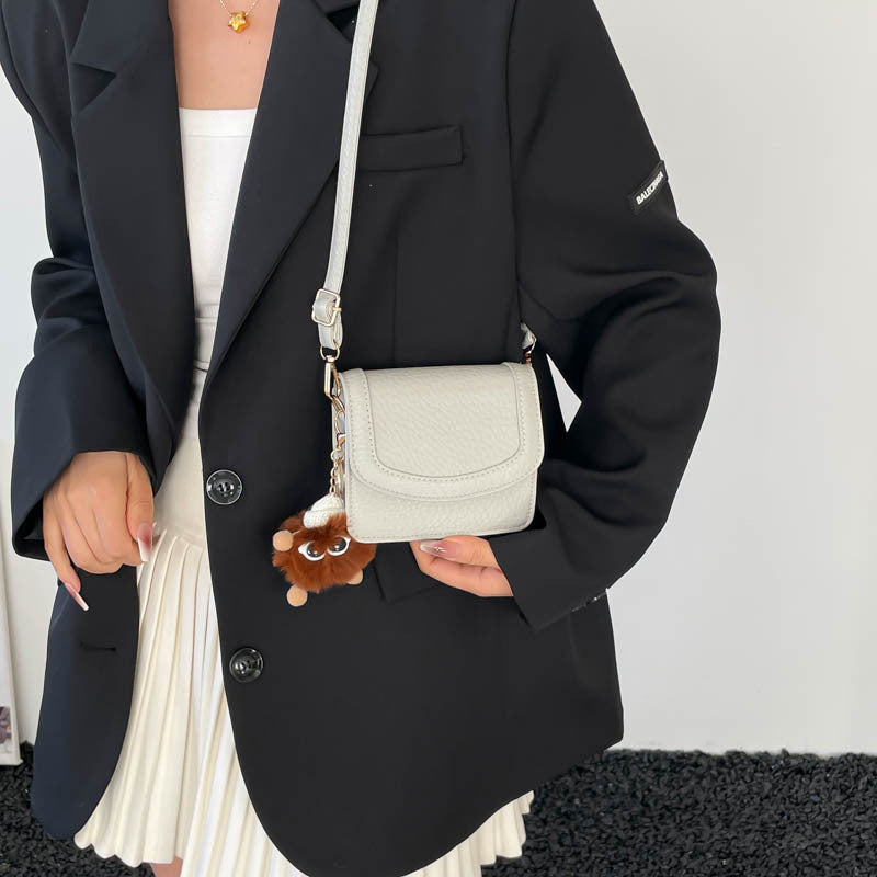 Damen praktische Mini-Umhängetasche mit verspieltem Anhänger Nord Taschen