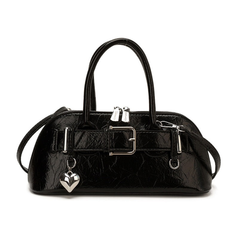 Damen-Handtasche mit schickem Metallic-Lackfinish und dekorativem Herzanhänger Nord Taschen