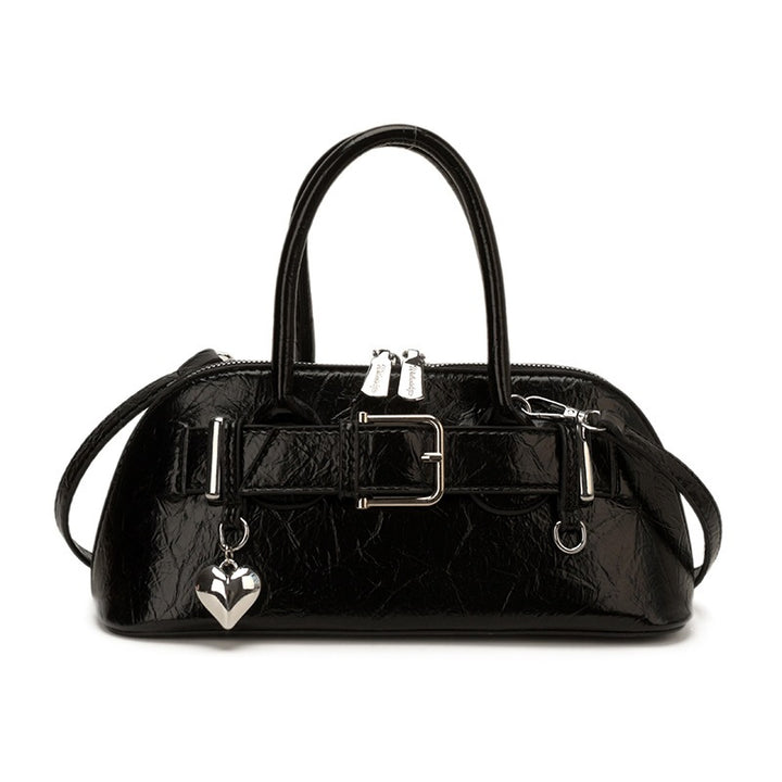Damen-Handtasche mit schickem Metallic-Lackfinish und dekorativem Herzanhänger Nord Taschen
