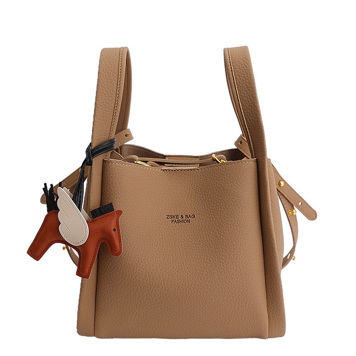 Damen stylische Bauchtasche mit liebevoll gestaltetem Anhänger Nord Taschen
