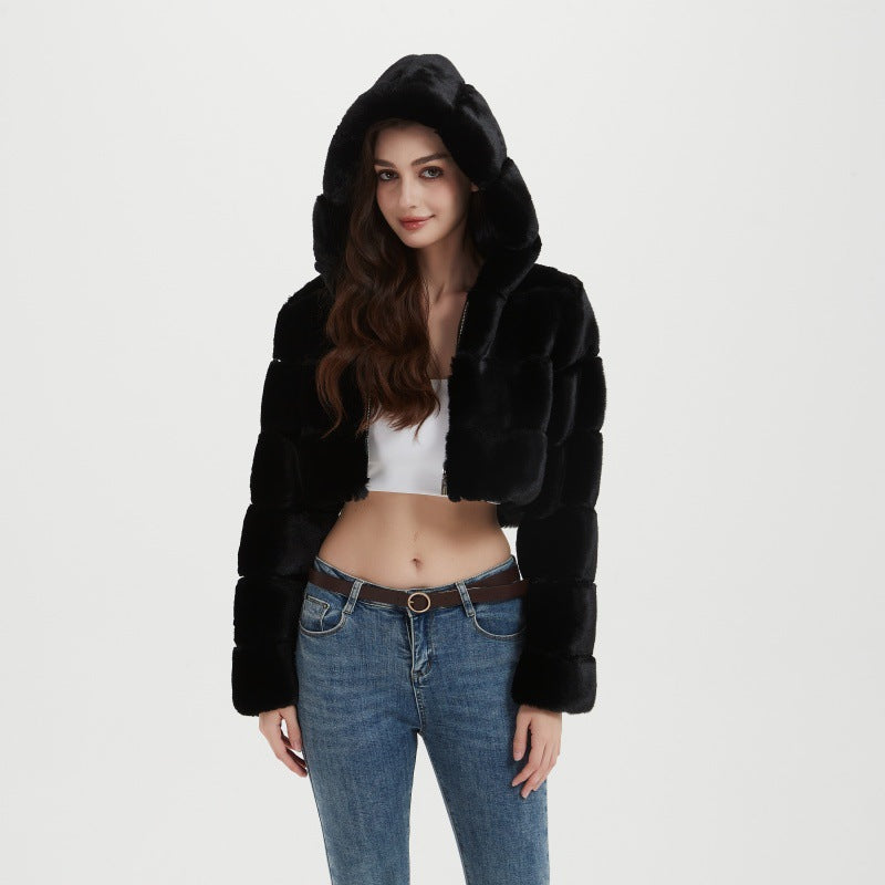Damen Cropped Kapuzenjacke aus langfaserigem Faux‑Fur mit horizontalen Volumenbahnen Nord Taschen