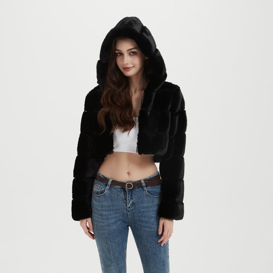 Damen Cropped Kapuzenjacke aus langfaserigem Faux‑Fur mit horizontalen Volumenbahnen Nord Taschen