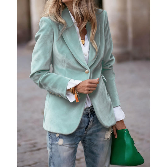 Damen Taillierter Samtblazer mit femininer Silhouette, Reverskragen und Zierknopf-Details Nord Taschen