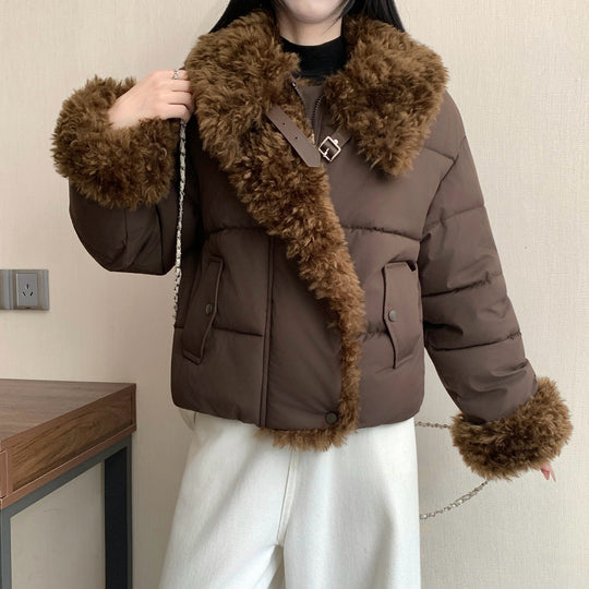 Damen nan kurze taillierte Pufferjacke mit voluminösem Kunstfellkragen, Schnallen- und Reißverschlussdetails Nord Taschen
