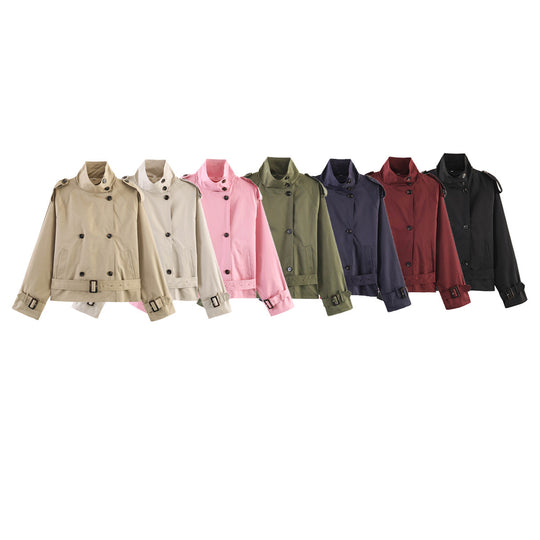 Damen 20+ kurzer Doppelreiher Trenchblouson im Boxy‑Cut mit Stehkragen Schulterklappen und verstellbarem Taillengürtel Nord Taschen