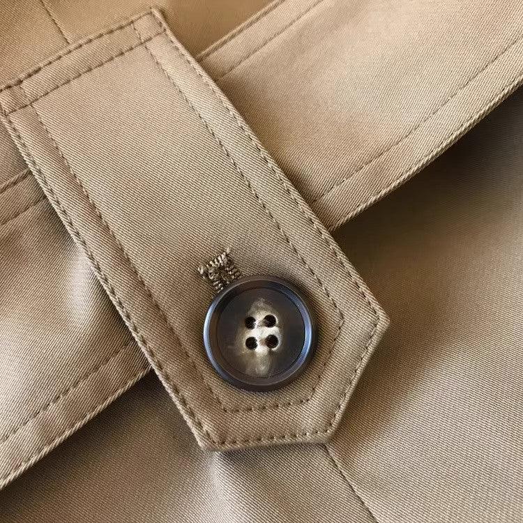 Damen Kurzgeschnittener Trenchcoat mit doppelreihiger Knopfleiste, Sturmklappe und Taillengürtel Nord Taschen