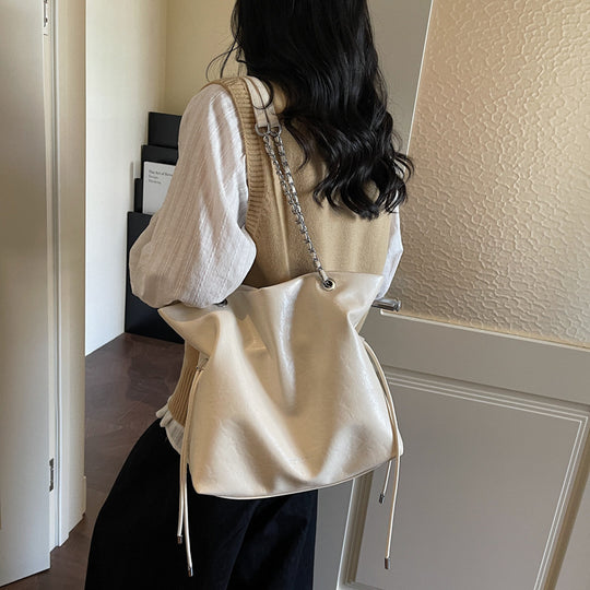 Damen Hobo-Tasche aus hochwertigem Kunstleder mit dekorativem Kettenakzent Nord Taschen