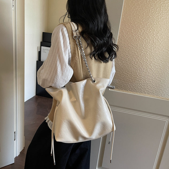 Damen Hobo-Tasche aus hochwertigem Kunstleder mit dekorativem Kettenakzent Nord Taschen