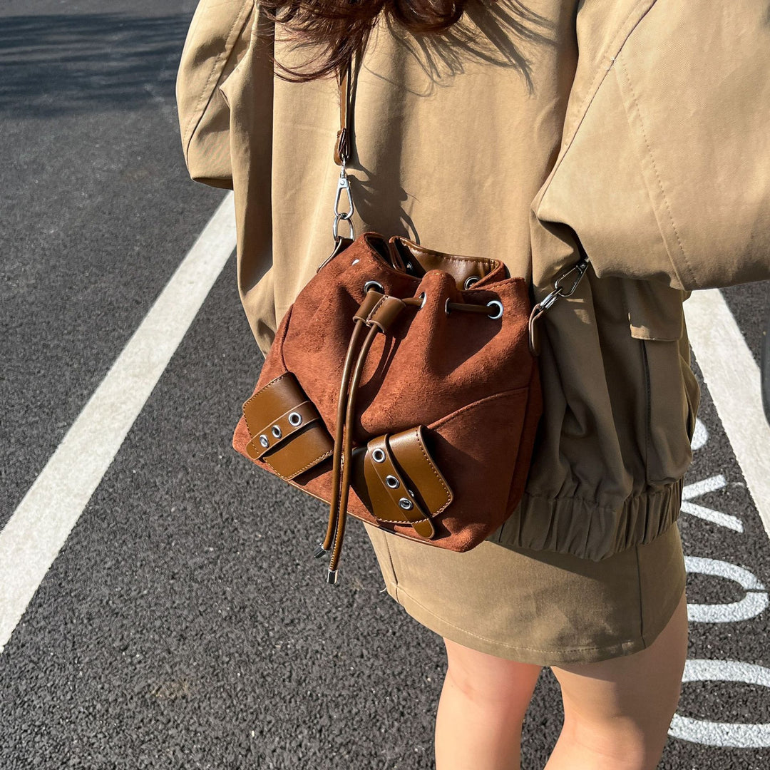Damen Beuteltasche aus hochwertigem Veloursleder mit verstellbarem Schulterriemen Nord Taschen