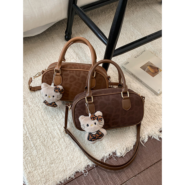 Damen Handtasche mit einzigartigem Tieranhänger und edlem Leopardenmuster Nord Taschen