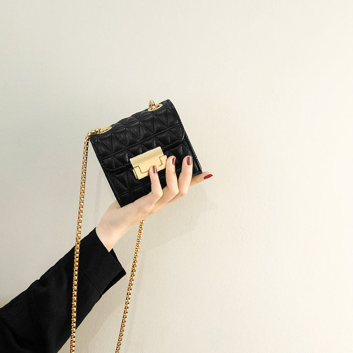 Damen elegante Clutch mit glänzendem Kettenriemen und gestepptem Design Nord Taschen