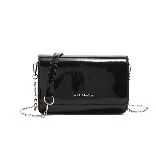 Damen elegante Umhängetasche mit schimmerndem Finish und praktischen Kettenriemen Nord Taschen