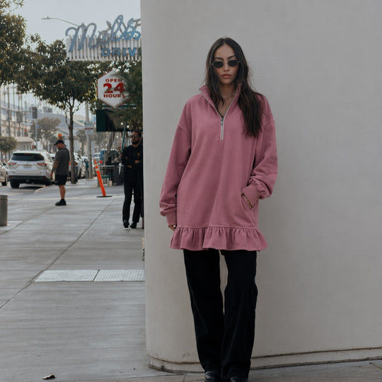 Damen Oversize-Sweatkleid mit halbem Reißverschluss, Ballonärmeln, seitlichen Eingrifftaschen und Volant-Saum Nord Taschen