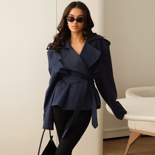 Damen Cropped-Trenchjacke mit doppelter Knopfleiste, Taillengürtel und Schulterriegeln Nord Taschen