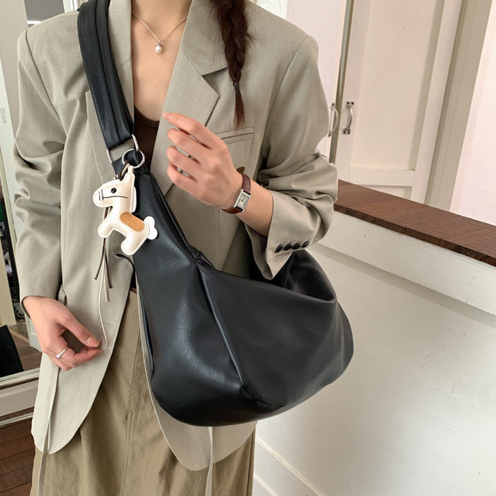 Damen Hobo-Tasche aus hochwertigem Kunstleder mit verspieltem Anhänger Nord Taschen