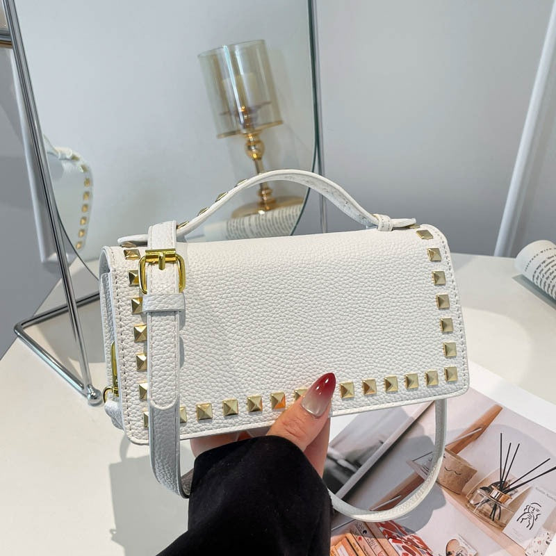 Damen Mini-Handtasche mit glitzerndem Obermaterial und goldenen Nieten Nord Taschen