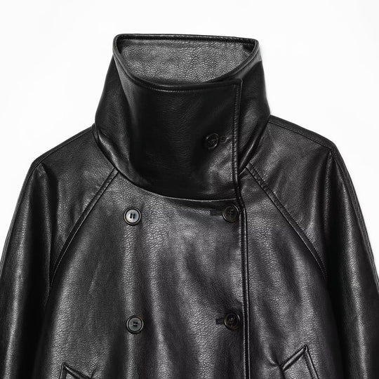 Damen Kurze Lederimitat-Jacke mit hohem Stehkragen, Doppelreihe und Kordelzugbund Nord Taschen