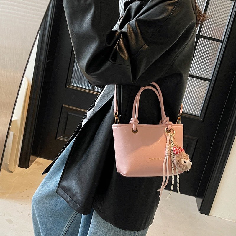Damen Handtasche mit verspieltem Plüschanhänger Nord Taschen