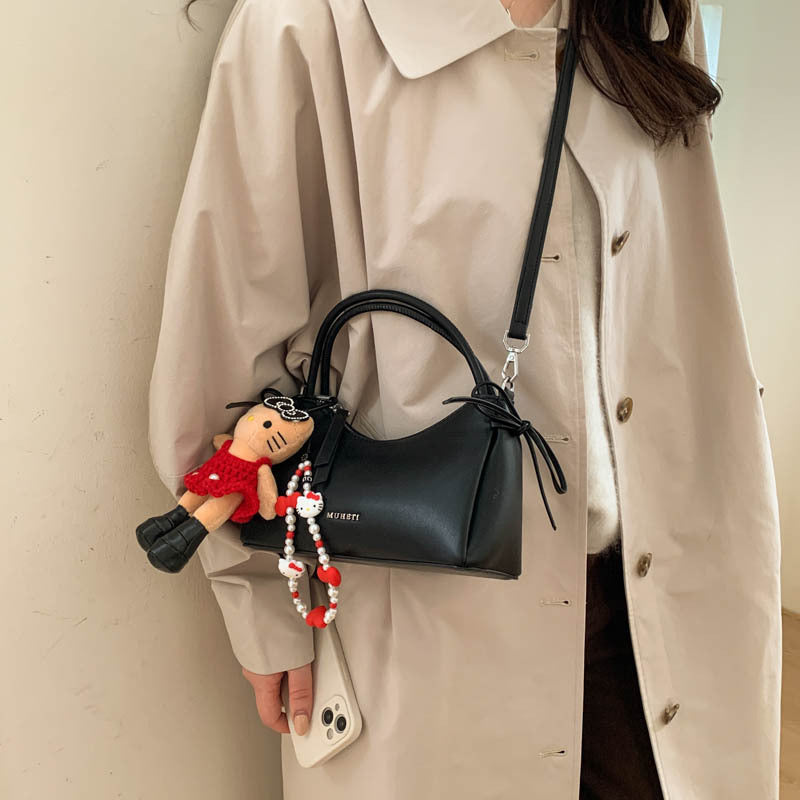 Damenhandtasche mit verspieltem Plüschanhänger Nord Taschen