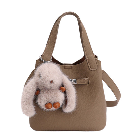 Damen Hobo Tasche aus hochwertigem Kunstleder mit abnehmbarem Plüschanhänger Nord Taschen
