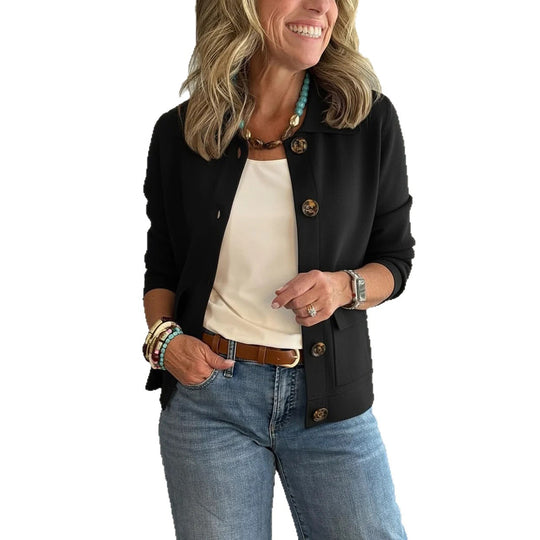 Damen Kurzstrickjacke mit Hemdkragen, aufgesetzten Taschen und Hornknöpfen Nord Taschen