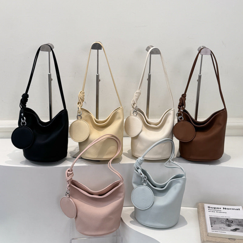 Damen Hobo-Tasche aus strukturiertem Kunstleder mit verspieltem Anhänger Nord Taschen
