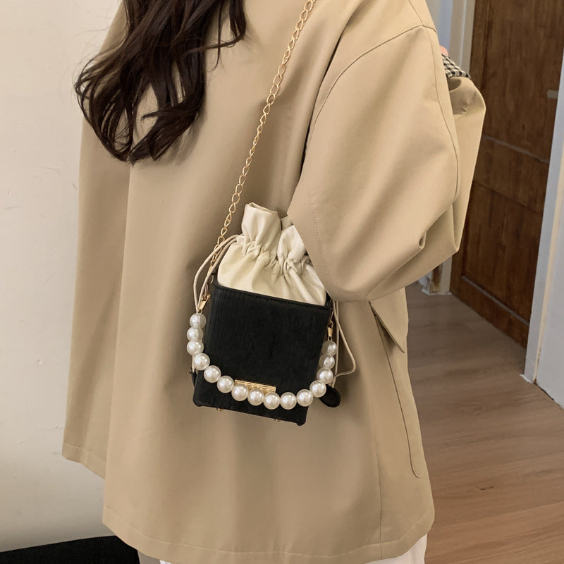 Damen stilvolle Mini-Handtasche mit Kordelzug und Perlenakzent Nord Taschen