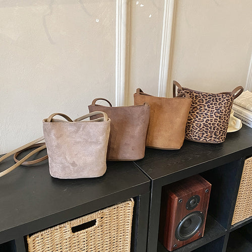 Damen Schultertasche aus weichem Wildleder mit minimalistischer Form Nord Taschen