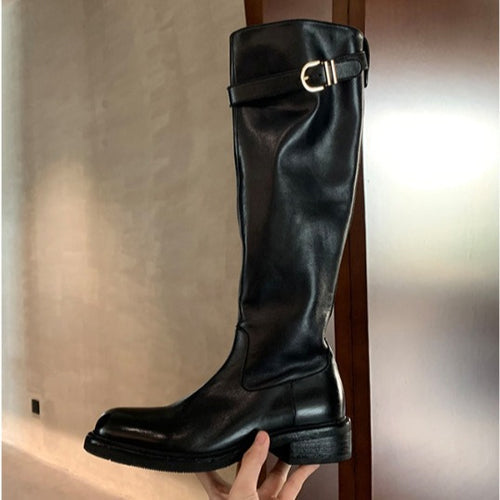 Damen kniehohe Lederstiefel mit flacher Profilsohle und Ziergurt Nord Taschen
