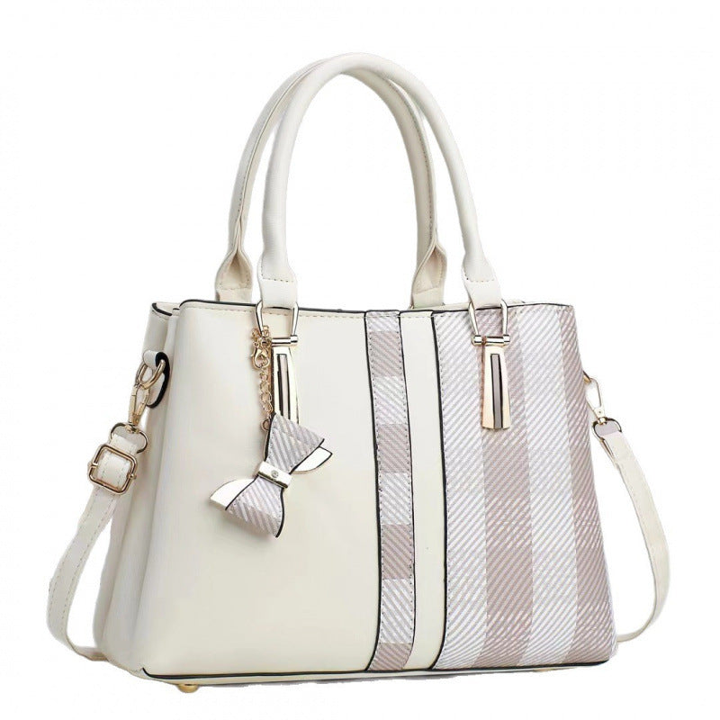 Damen Handtasche mit edlem Strukturdesign und dekorativem Schleifen-Anhänger Nord Taschen