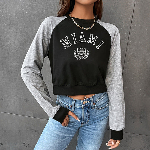 Damen Kurzgeschnittenes College-Cropped-Sweatshirt mit Raglanärmeln und elastischem Saum Nord Taschen