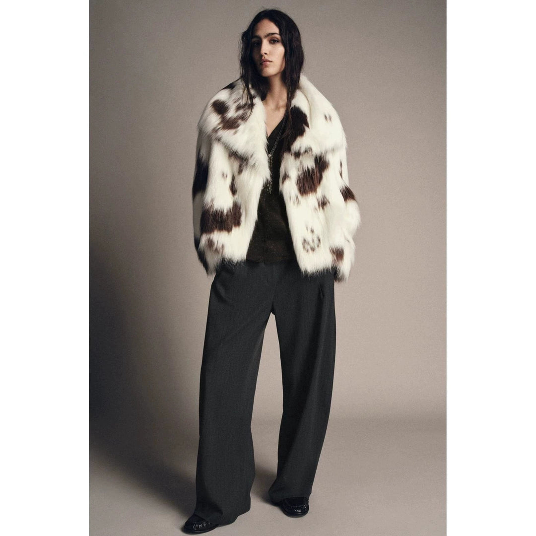 Damen Kurzmantel aus gepunktetem Hochflor-Faux-Fur mit voluminösem Schalkragen Nord Taschen