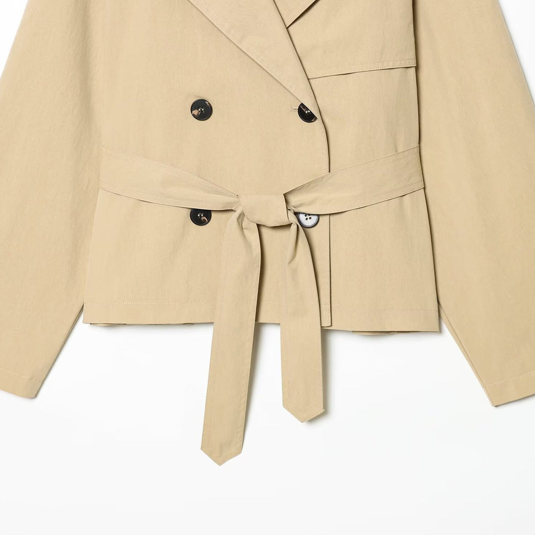 Damen kurzgeschnittener Trenchcoat mit Taillengürtel und Doppelreiher Nord Taschen
