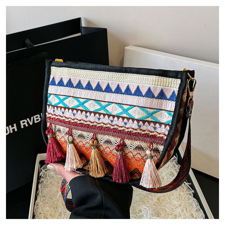 Damen umhängetasche mit kreativem Stickmuster und Quasten Nord Taschen