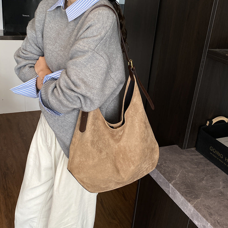 Damen Hobo-Tasche aus feinem Wildleder mit verstellbarem Schulterriemen Nord Taschen