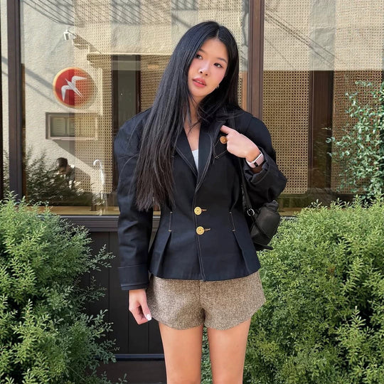 Damen Taillierter Blazer mit dekorativen Ziernähten und goldenen Schmuckknöpfen Nord Taschen