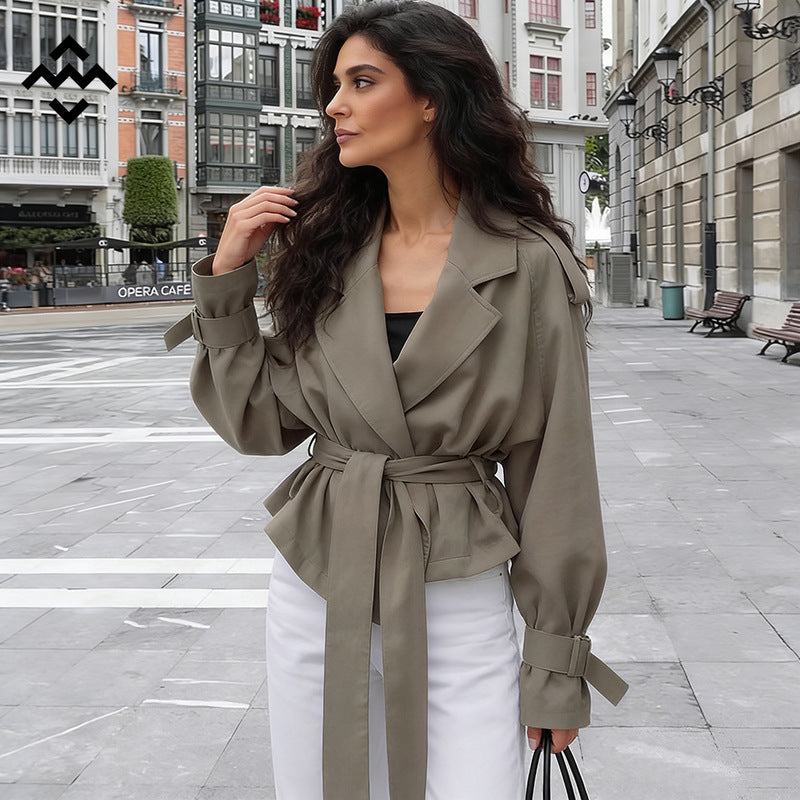 Damen Leichte Kurztrenchjacke mit weiten Revers, langen Bindegürtel und verstellbaren Manschetten Nord Taschen