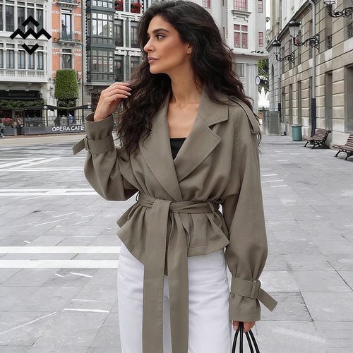 Damen Leichte Kurztrenchjacke mit weiten Revers, langen Bindegürtel und verstellbaren Manschetten Nord Taschen