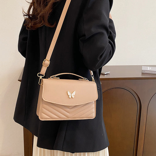 Damen stilvolle Umhängetasche mit geflochtenem Design und Schmetterlingsanhänger Nord Taschen