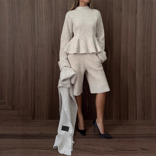 Damen Feinstrick-Zweiteiler mit tailliertem Peplum-Pullover und High-Waist-Bermuda Nord Taschen
