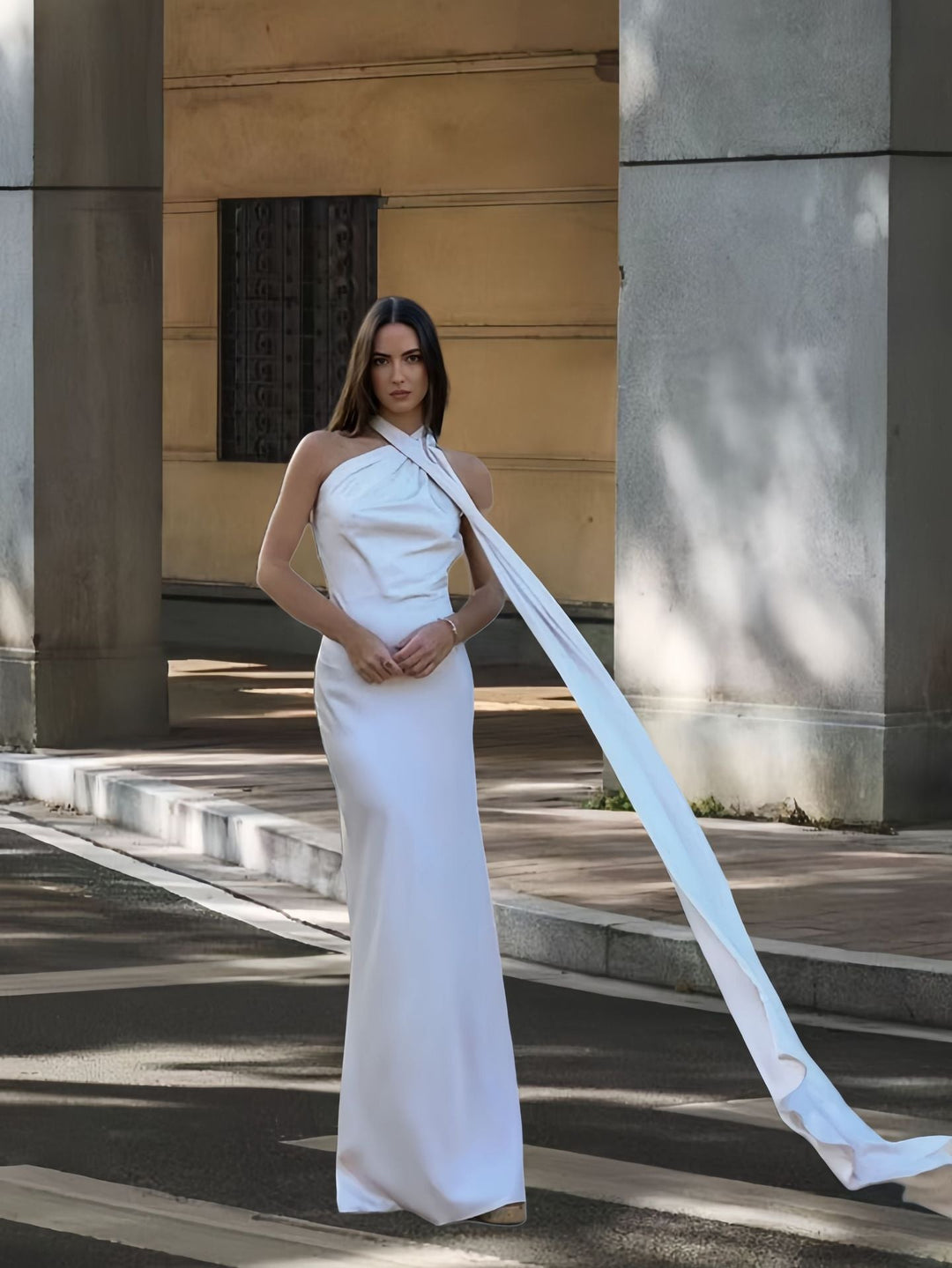 Damen Elegantes und fließendes Abendkleid mit asymmetrischem Ausschnitt - Arvani