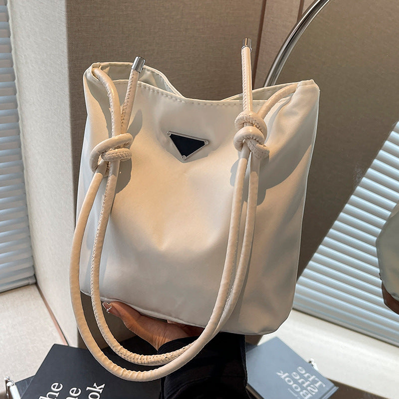 Damen Umhängetasche aus wasserabweisendem Material mit minimalistischer Form Nord Taschen