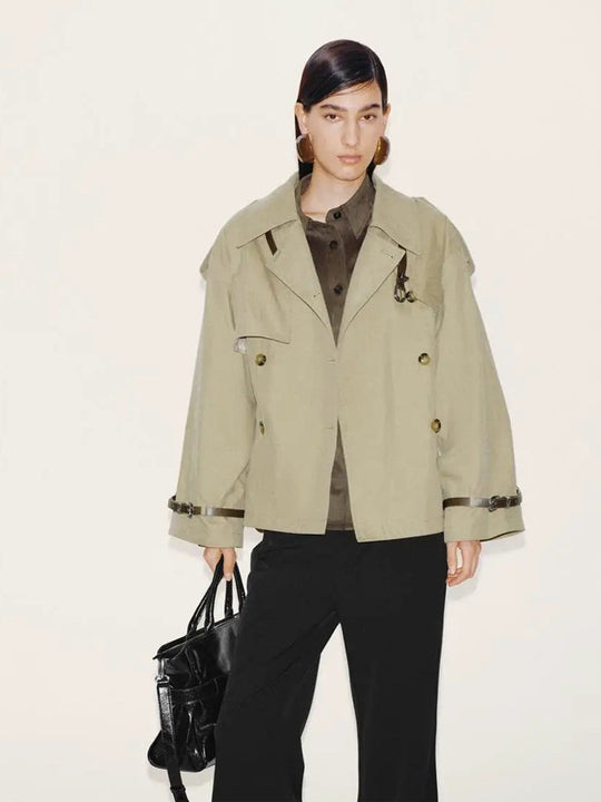 Damen Kurzer Boxy-Trenchcoat mit weitem Revers, Schulterriegeln und verstellbaren Manschetten Nord Taschen