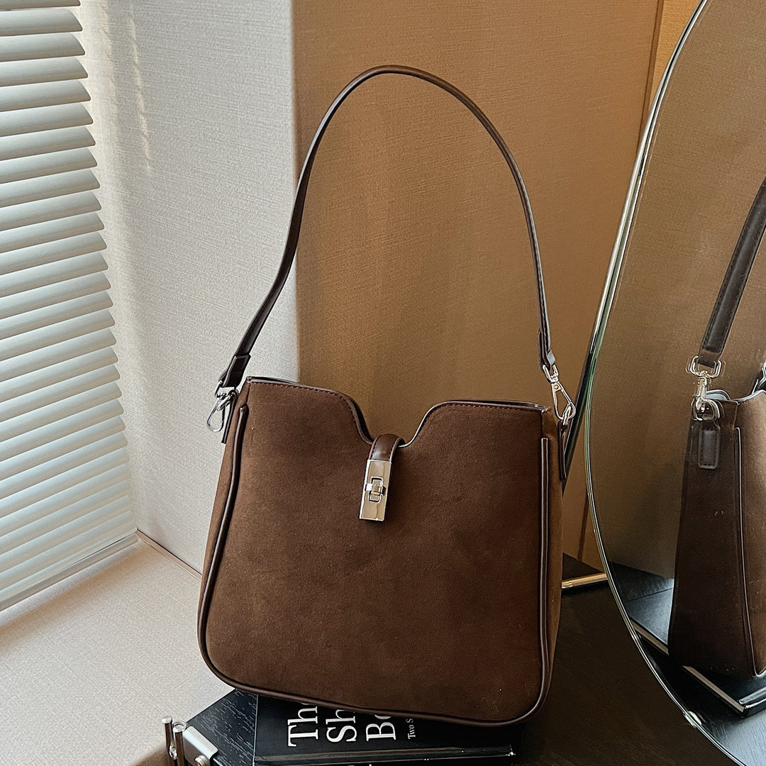Damen Hobo-Tasche aus weichem Wildleder mit edlem Verschluss Nord Taschen