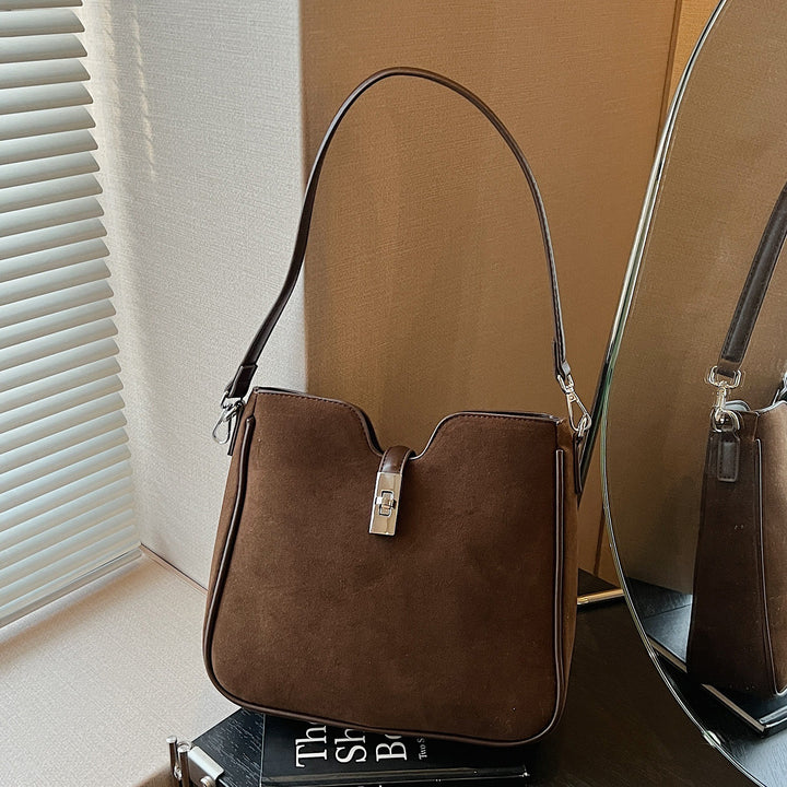 Damen Hobo-Tasche aus weichem Wildleder mit edlem Verschluss Nord Taschen