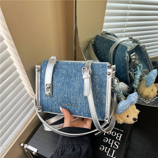 Damen Umhängetasche aus hochwertigem Denim mit verspieltem Anhänger Nord Taschen